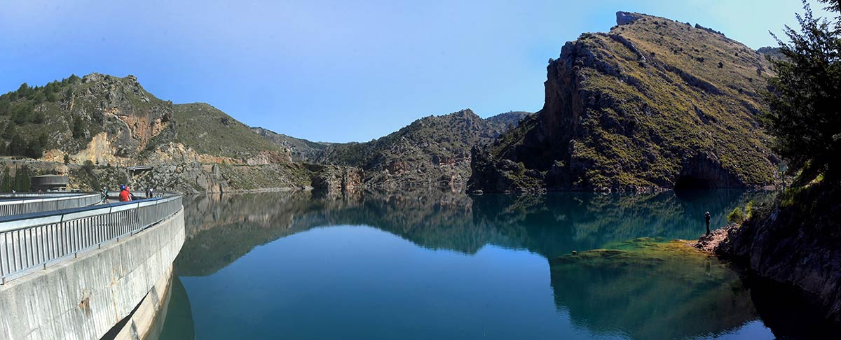 Entre La Peza y Quéntar, un humilde cauce protagoniza uno de los espacios fluviales con mayor biodiversidad del entorno de Granada, el río Aguas Blancas alimenta ecosistemas protegidos y aplaca la sed de la ciudad