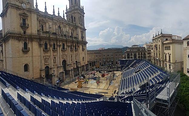 Instalación anterior de la pista para el torneo del WPT, junto a la Catedral de Jaén. 
