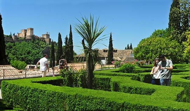 Imagen principal - Jardín casa del Chapiz; desde las arquerías de Dar al Horra; Corral del Carbón 