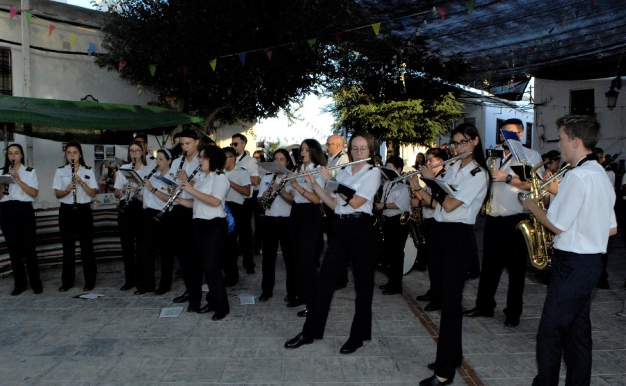 La banda de música de Cádiar tocando en la plaza de Lobras