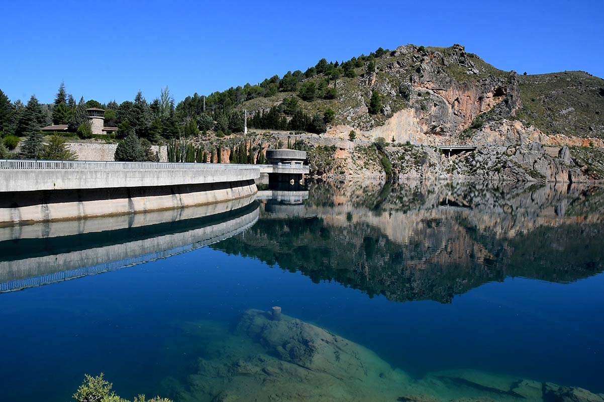 Entre La Peza y Quéntar, un humilde cauce protagoniza uno de los espacios fluviales con mayor biodiversidad del entorno de Granada, el río Aguas Blancas alimenta ecosistemas protegidos y aplaca la sed de la ciudad