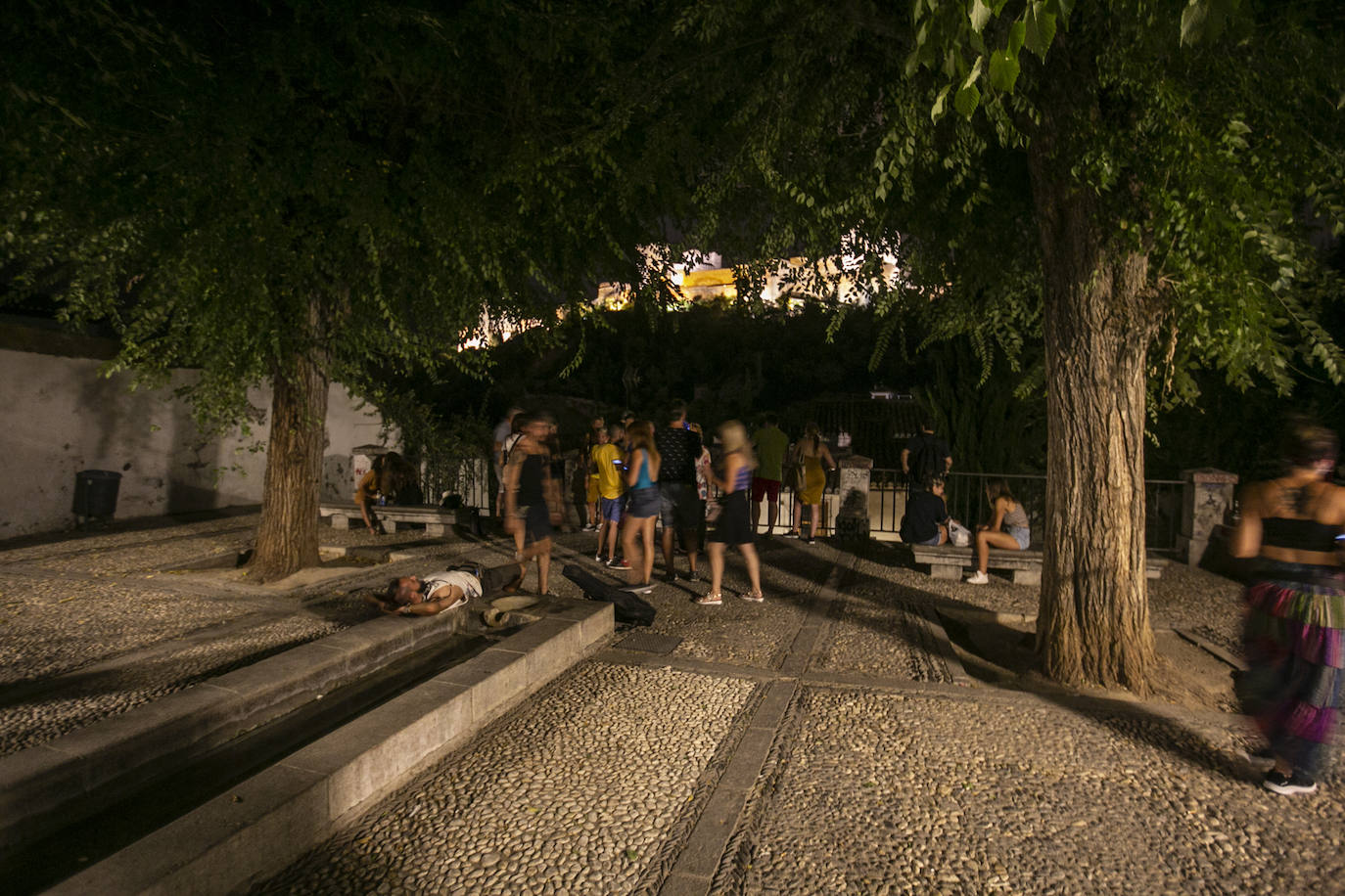 Las calles son territorio de turistas y de los que se aprovechan de ellos, sobre todo cuando cae la noche