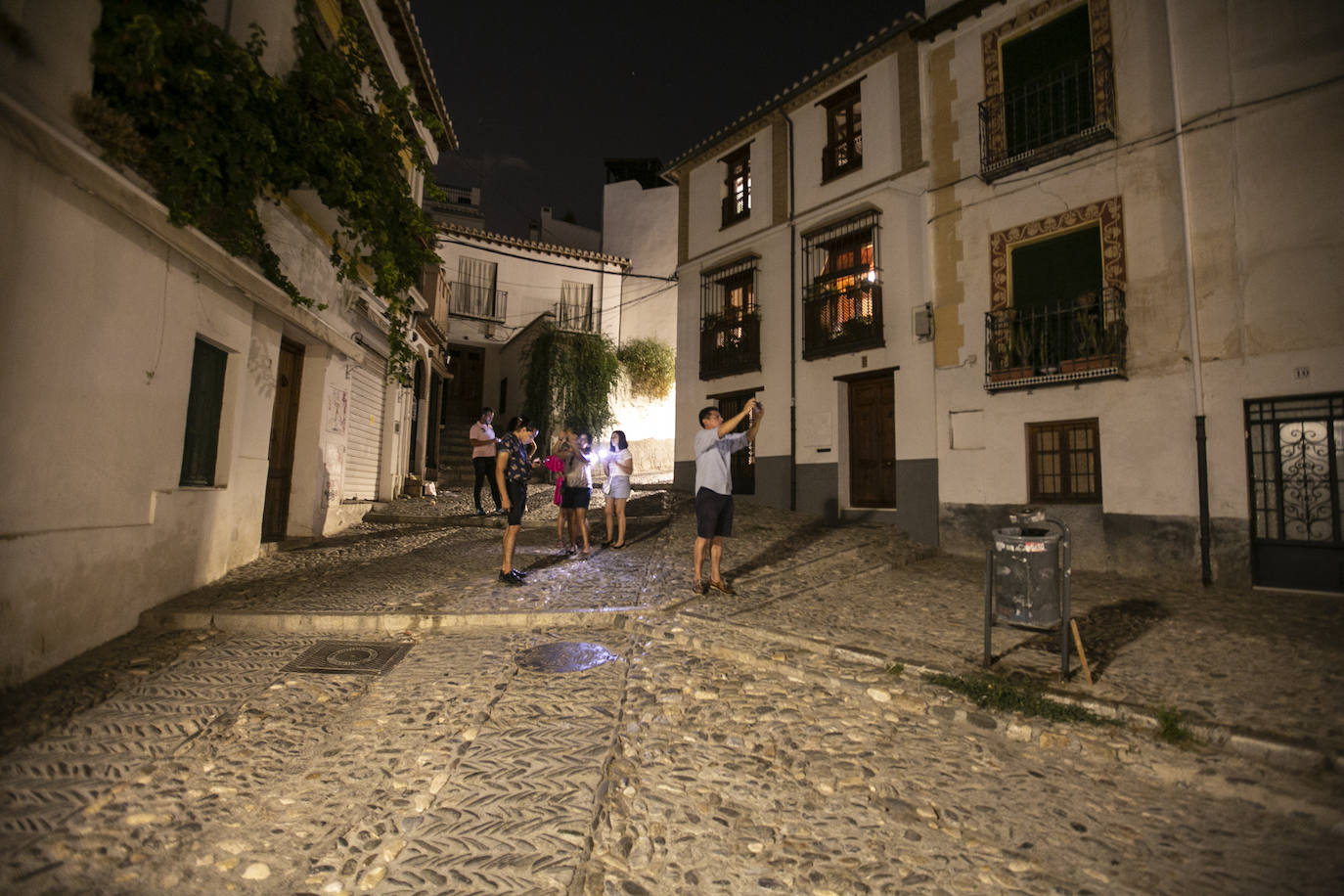 Las calles son territorio de turistas y de los que se aprovechan de ellos, sobre todo cuando cae la noche