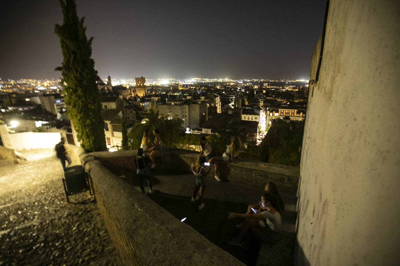 Las calles son territorio de turistas y de los que se aprovechan de ellos, sobre todo cuando cae la noche