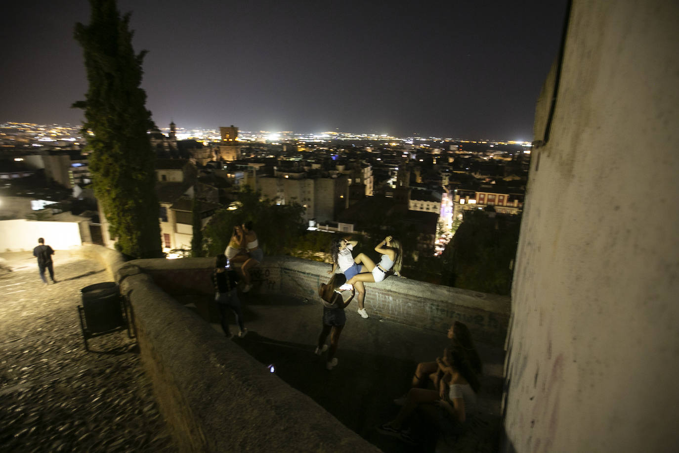 Las calles son territorio de turistas y de los que se aprovechan de ellos, sobre todo cuando cae la noche