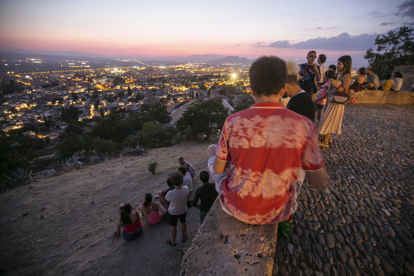 Las calles son territorio de turistas y de los que se aprovechan de ellos, sobre todo cuando cae la noche