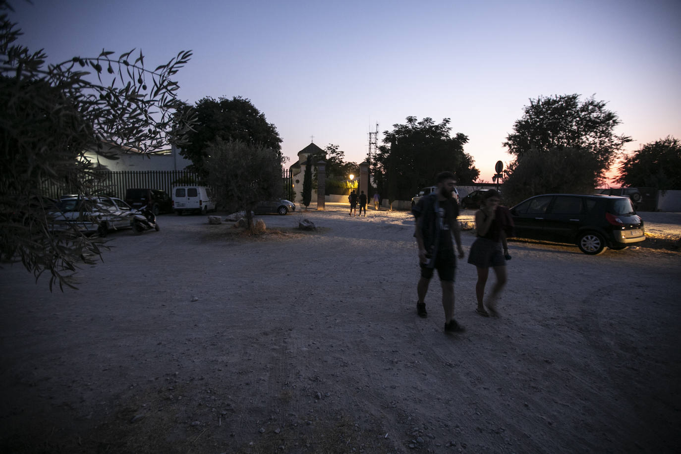 Las calles son territorio de turistas y de los que se aprovechan de ellos, sobre todo cuando cae la noche