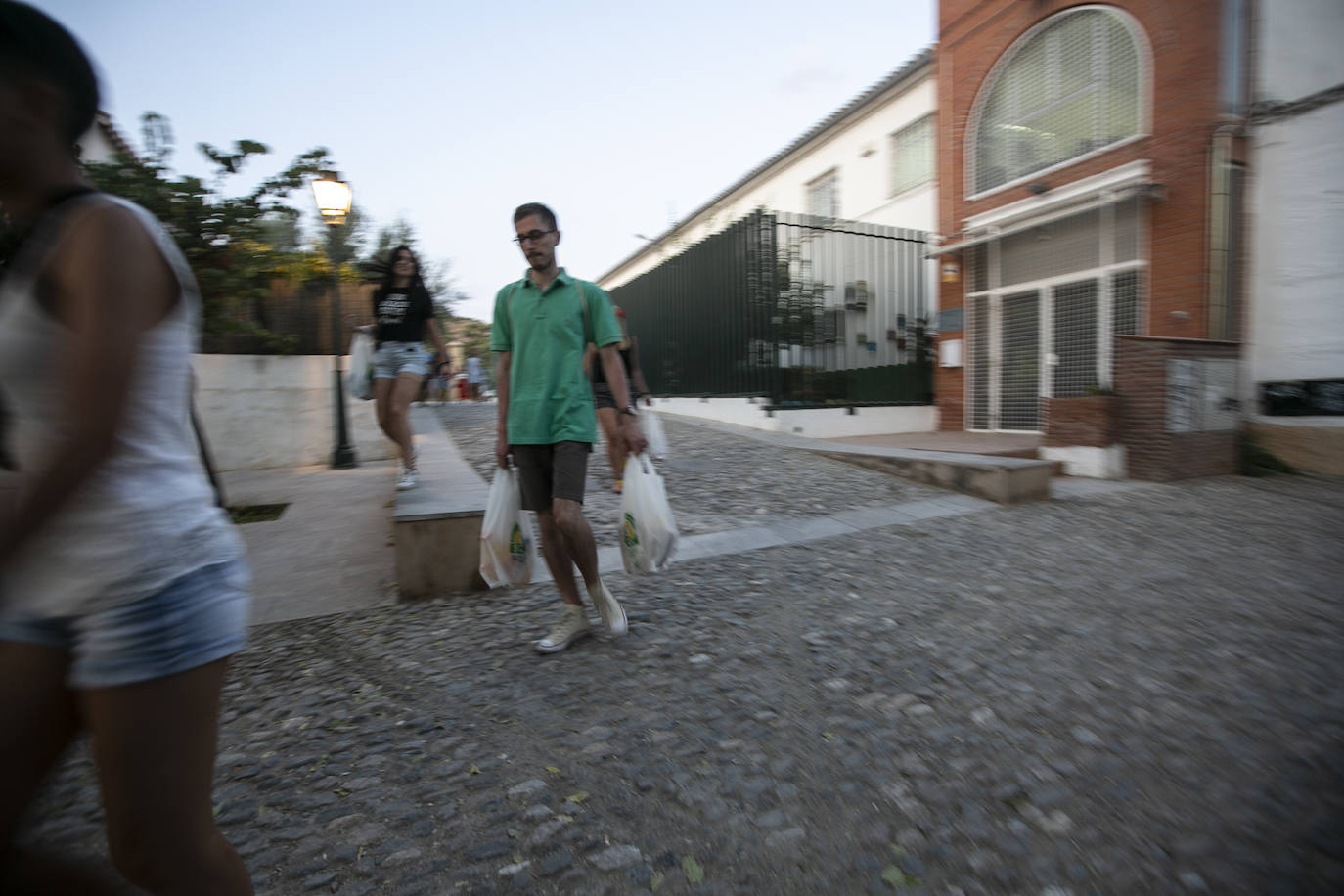 Las calles son territorio de turistas y de los que se aprovechan de ellos, sobre todo cuando cae la noche