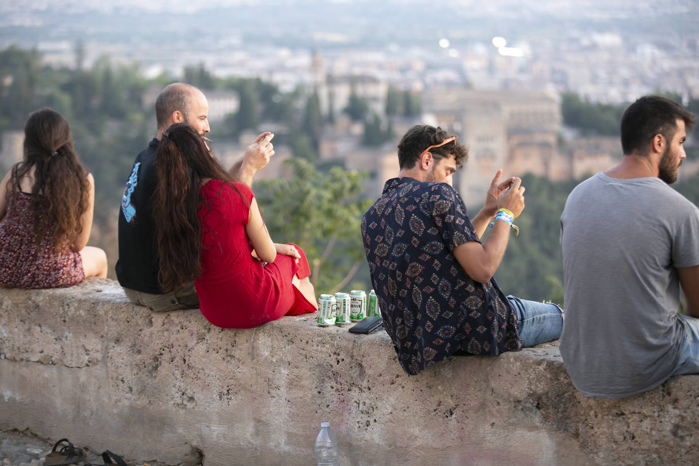 Las calles son territorio de turistas y de los que se aprovechan de ellos, sobre todo cuando cae la noche