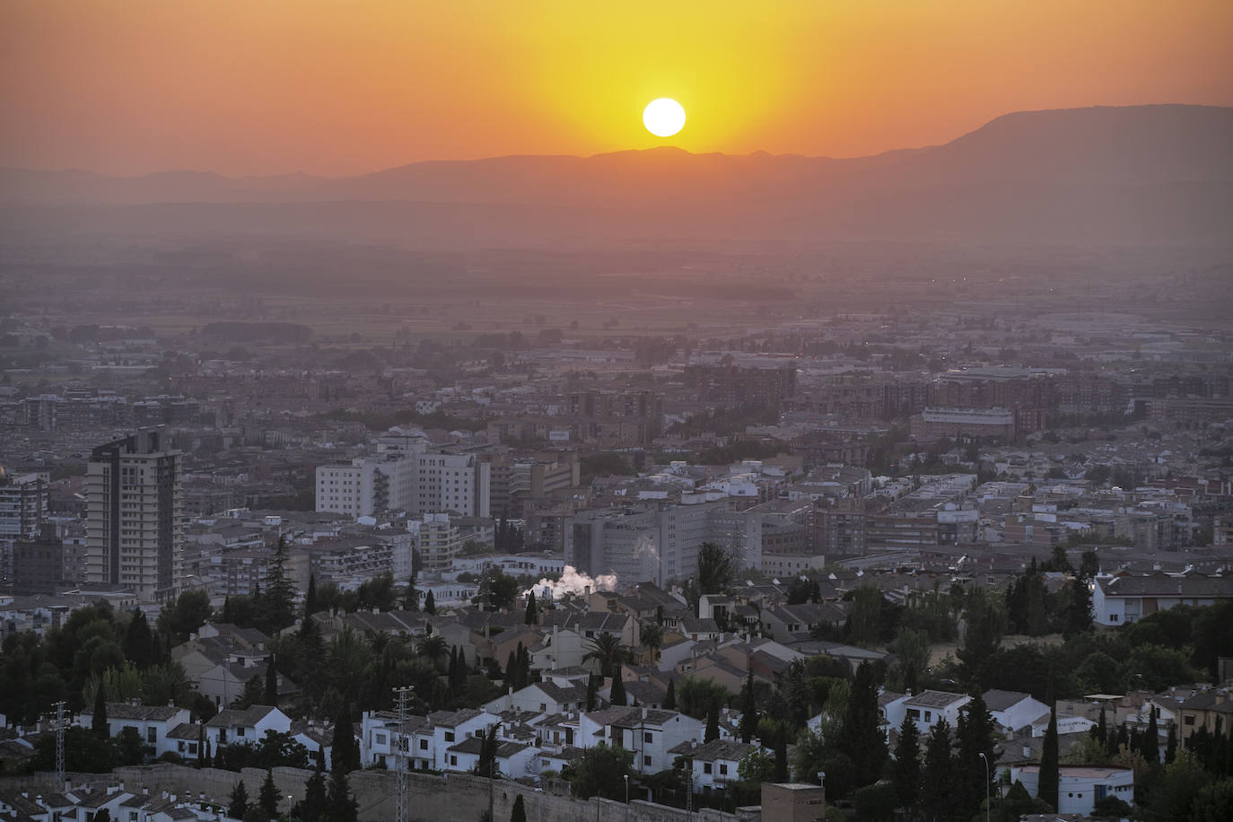 Las calles son territorio de turistas y de los que se aprovechan de ellos, sobre todo cuando cae la noche