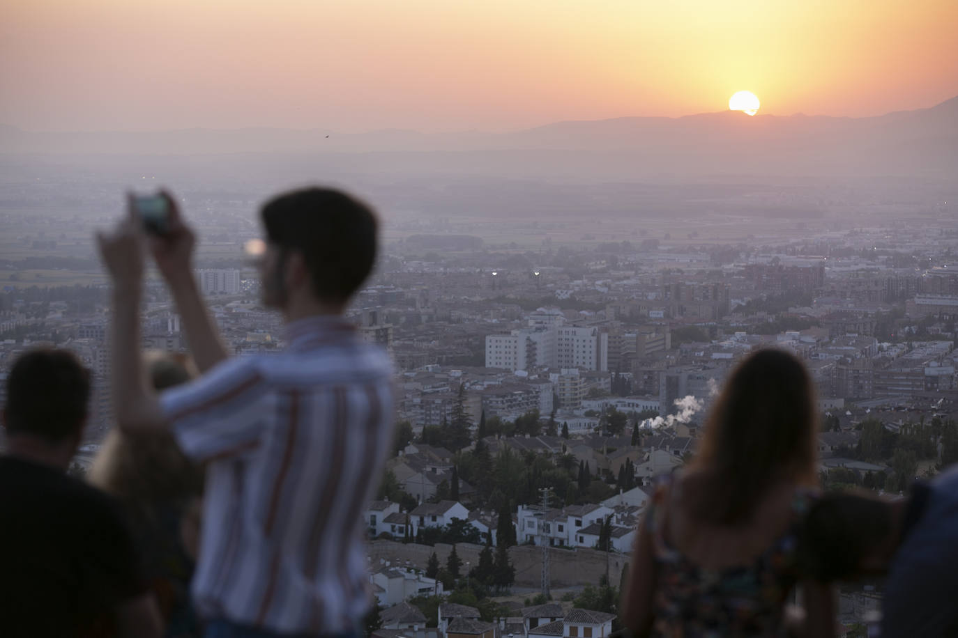 Las calles son territorio de turistas y de los que se aprovechan de ellos, sobre todo cuando cae la noche