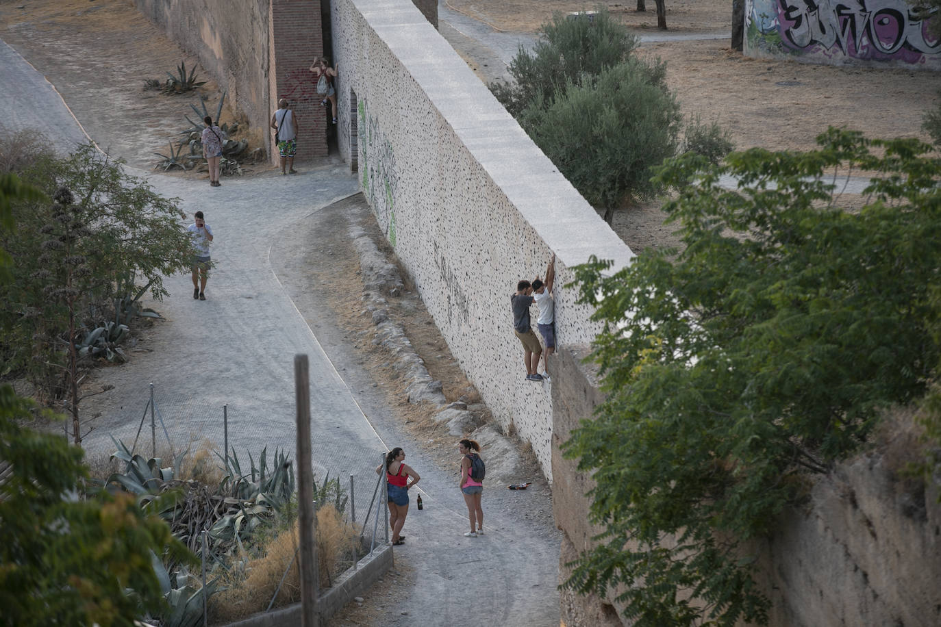 Las calles son territorio de turistas y de los que se aprovechan de ellos, sobre todo cuando cae la noche