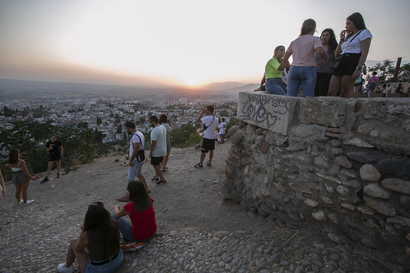Las calles son territorio de turistas y de los que se aprovechan de ellos, sobre todo cuando cae la noche