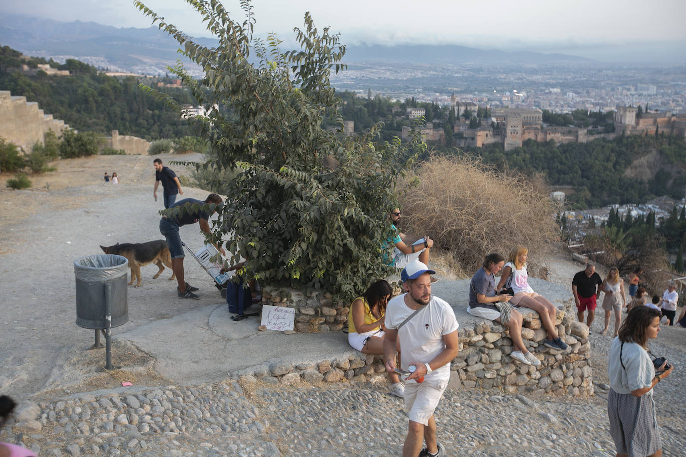 Las calles son territorio de turistas y de los que se aprovechan de ellos, sobre todo cuando cae la noche