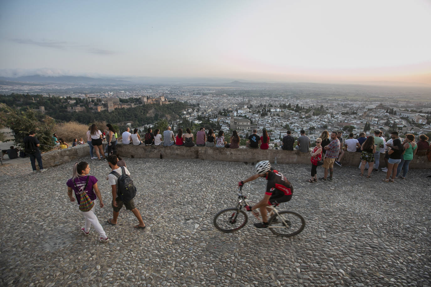 Las calles son territorio de turistas y de los que se aprovechan de ellos, sobre todo cuando cae la noche