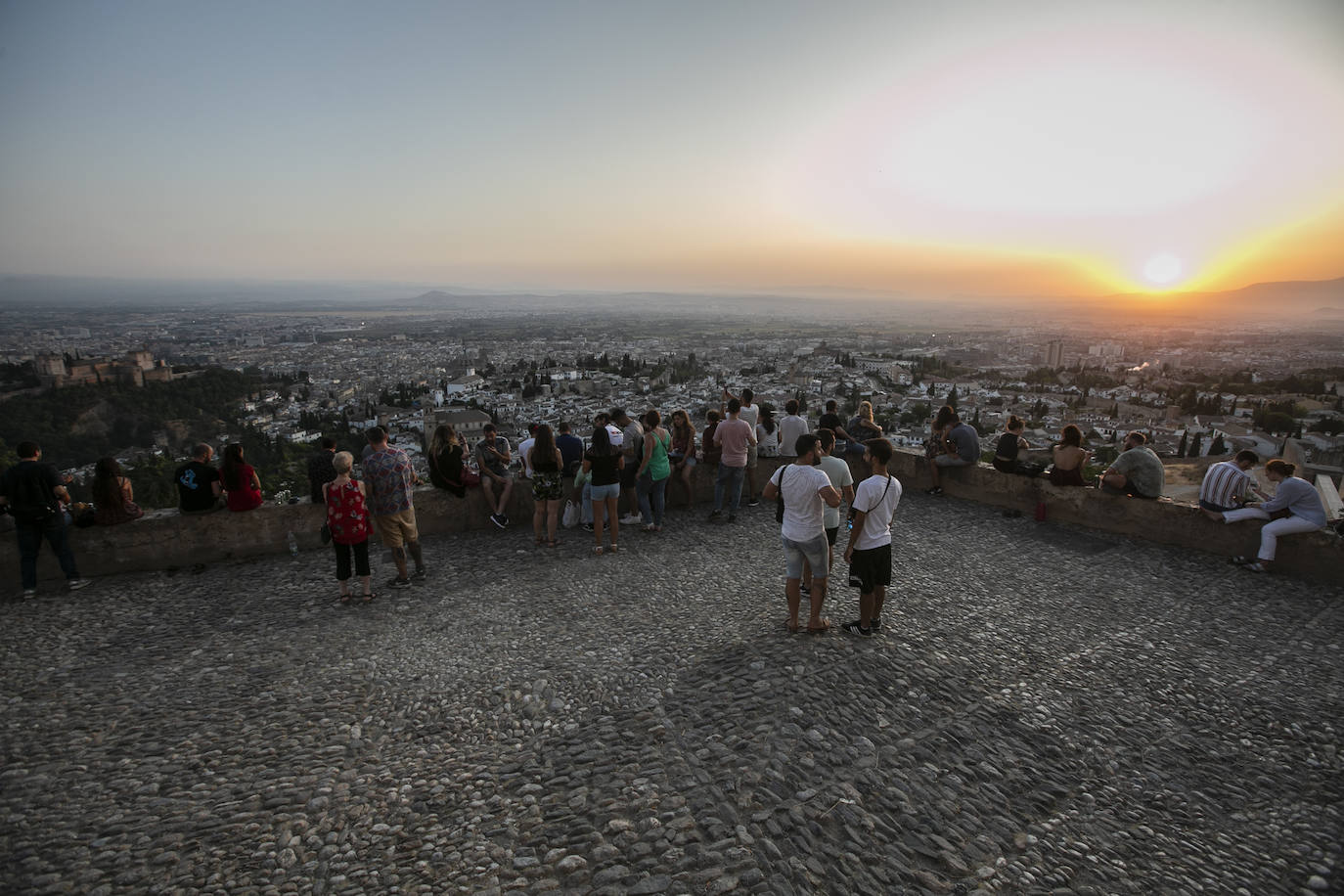 Las calles son territorio de turistas y de los que se aprovechan de ellos, sobre todo cuando cae la noche