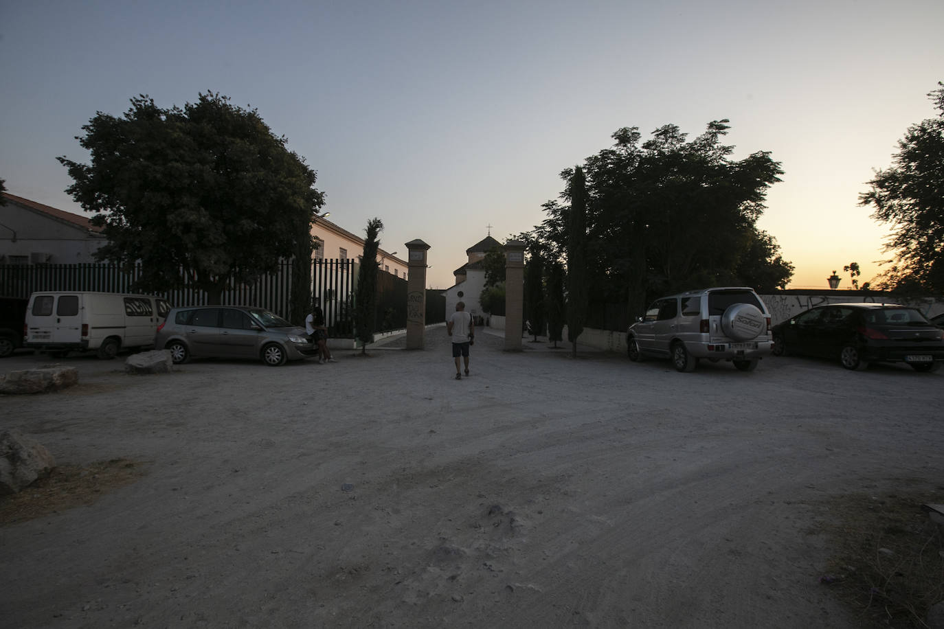 Las calles son territorio de turistas y de los que se aprovechan de ellos, sobre todo cuando cae la noche