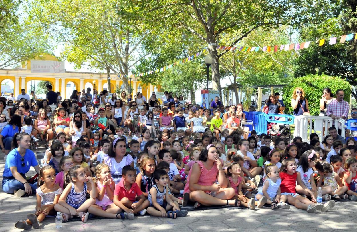 Público infantil en su espacio del Parque Mariana Pineda, durante la representación de una obra de teatro de títeres.