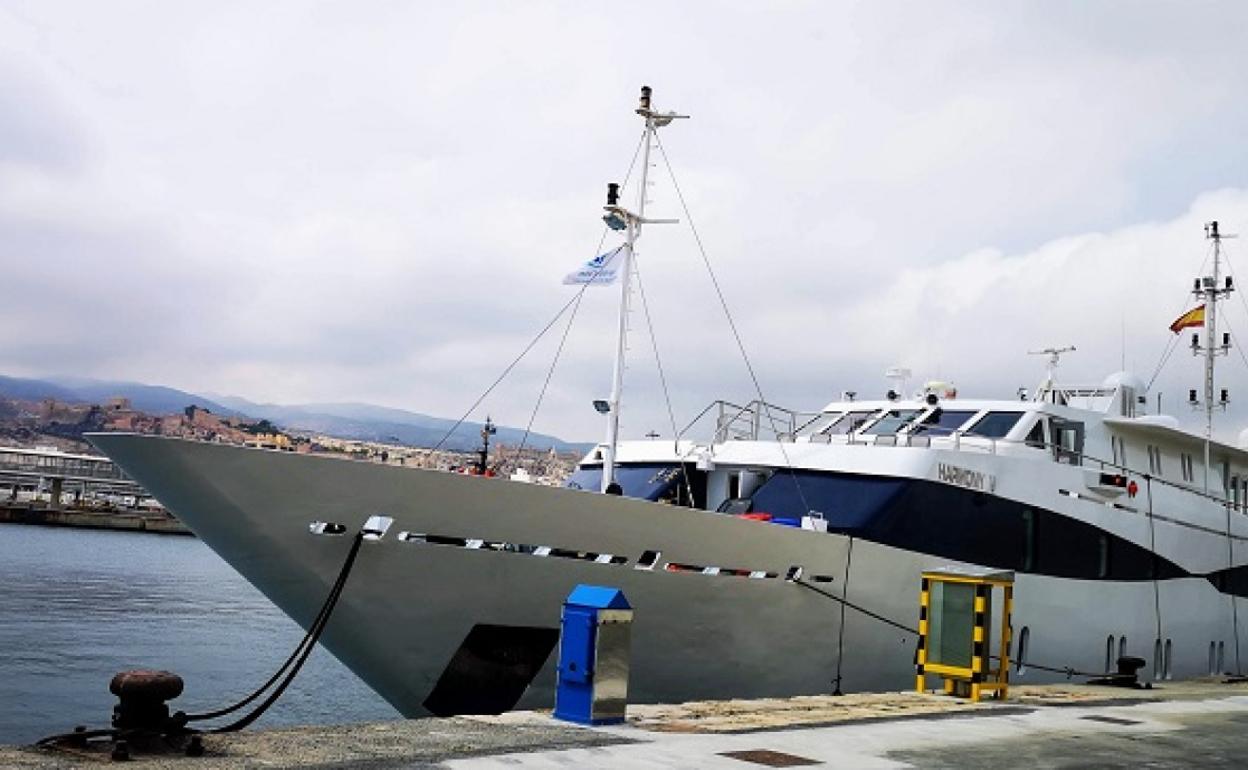 El yate-crucero Harmony V en una de sus estancias en el puerto de Almería.