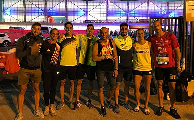 Los 'Fuertes y rápidos', con las medallas sobre el brazo de su entrenador Manolo Jiménez. 