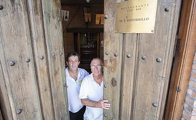 Los Rubio (Manuel en primer plano), cierran hoy el histórico restaurante El Ventorrillo. 