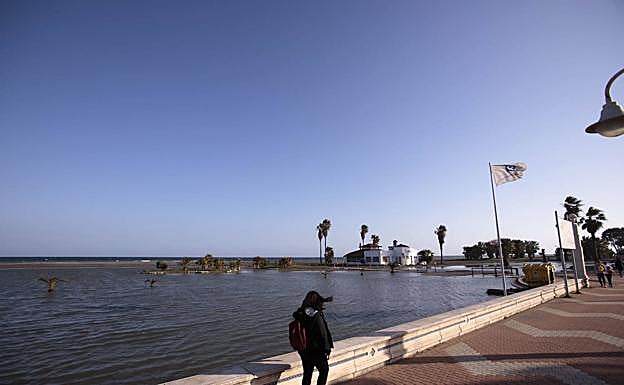 La playa de Poniente, inundada tras un temporal. 