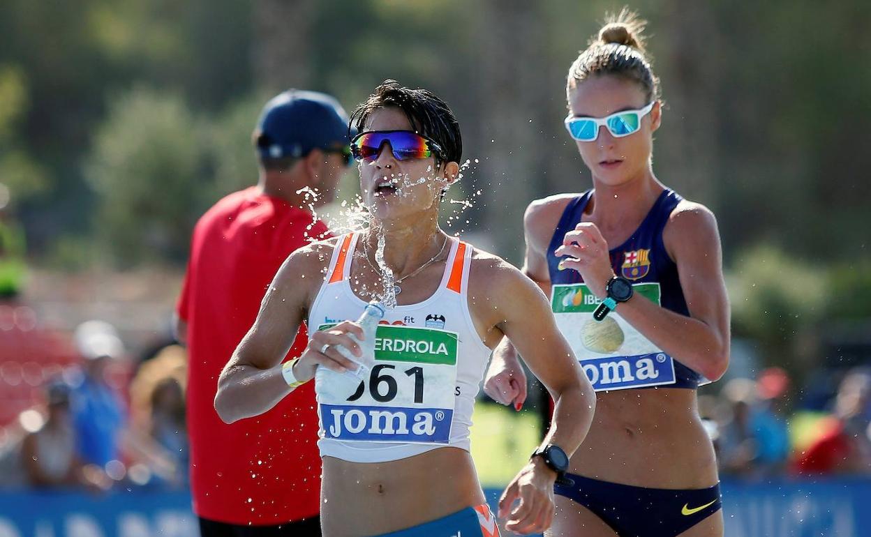 María Pérez se refresca tras adelantar a Raquel González. 