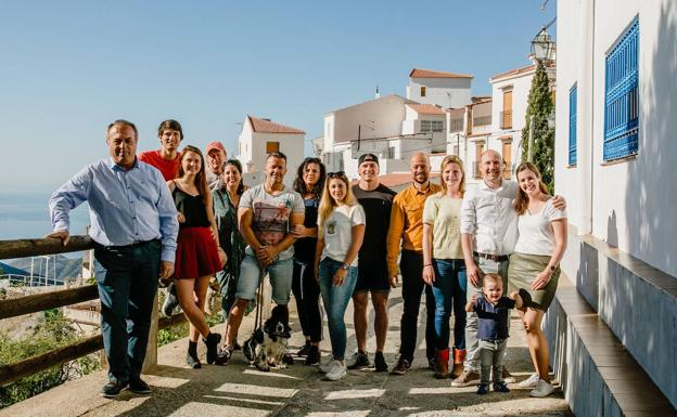 Imagen principal - Arriba, el alcalde de Polopos, con las parejas participantes en el concurso. Abajo, una cámara grabando en el pueblo el programa de telerrealidad y una de las parejas holandesas finalistas. 