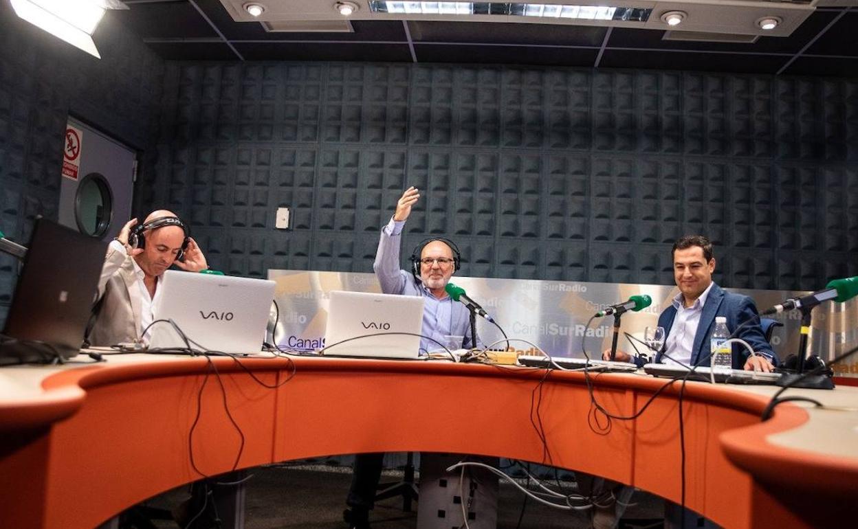 Juanma Moreno, a la derecha, en la entrevista concedida a Jesús Vigorra en Canal Sur Radio. 