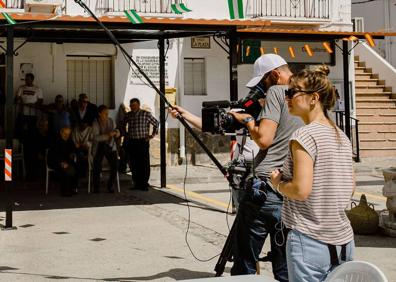 Imagen secundaria 1 - Arriba, el alcalde de Polopos, con las parejas participantes en el concurso. Abajo, una cámara grabando en el pueblo el programa de telerrealidad y una de las parejas holandesas finalistas. 