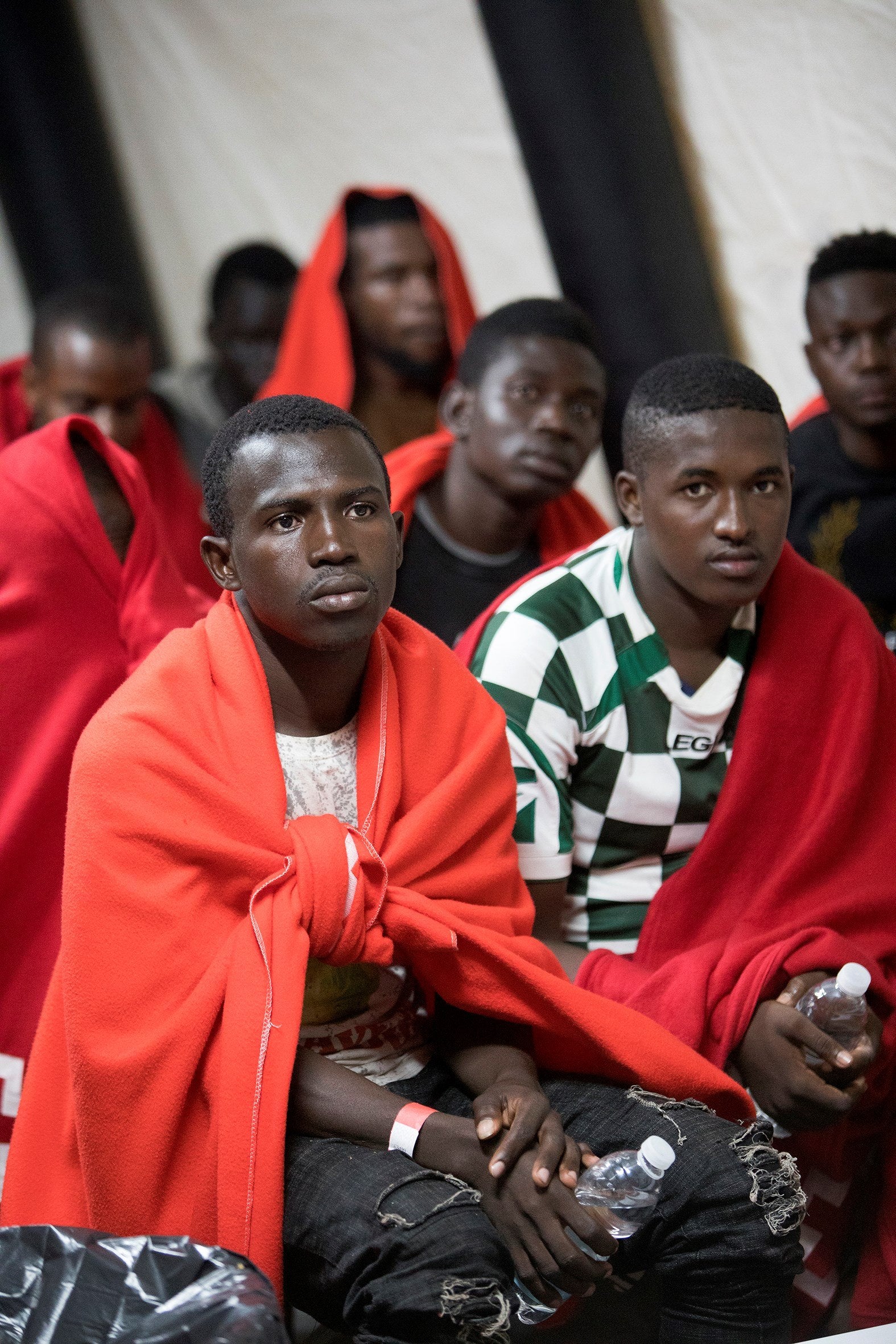 Efectivos de Salvamento Marítimo han trasladado esta noche al puerto de Motril (Granada) a 63 personas de origen subsahariano, entre ellas 15 mujeres, y un niño de corta edad que han sido rescatados cuando navegaban en una patera en el mar de Alborán