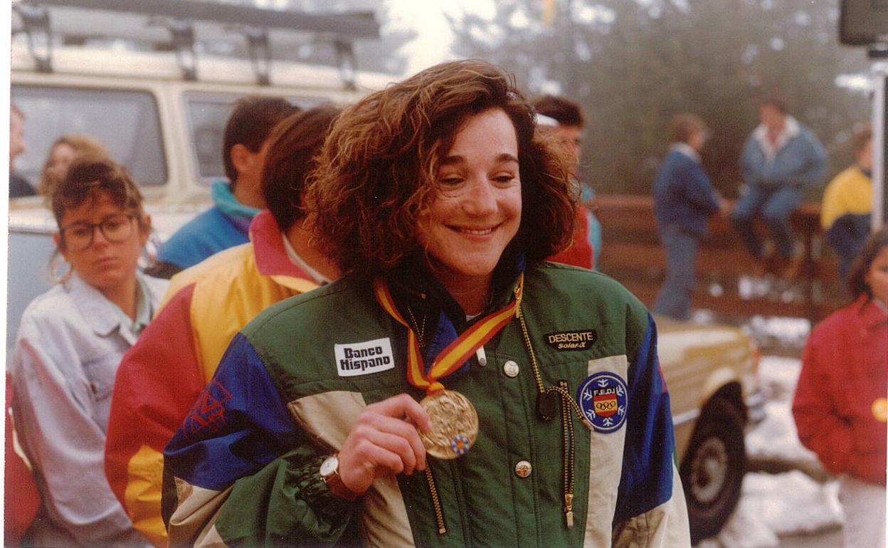 Blanca luce la medalla de Campeona de España en el 89 en Sierra Nevada 