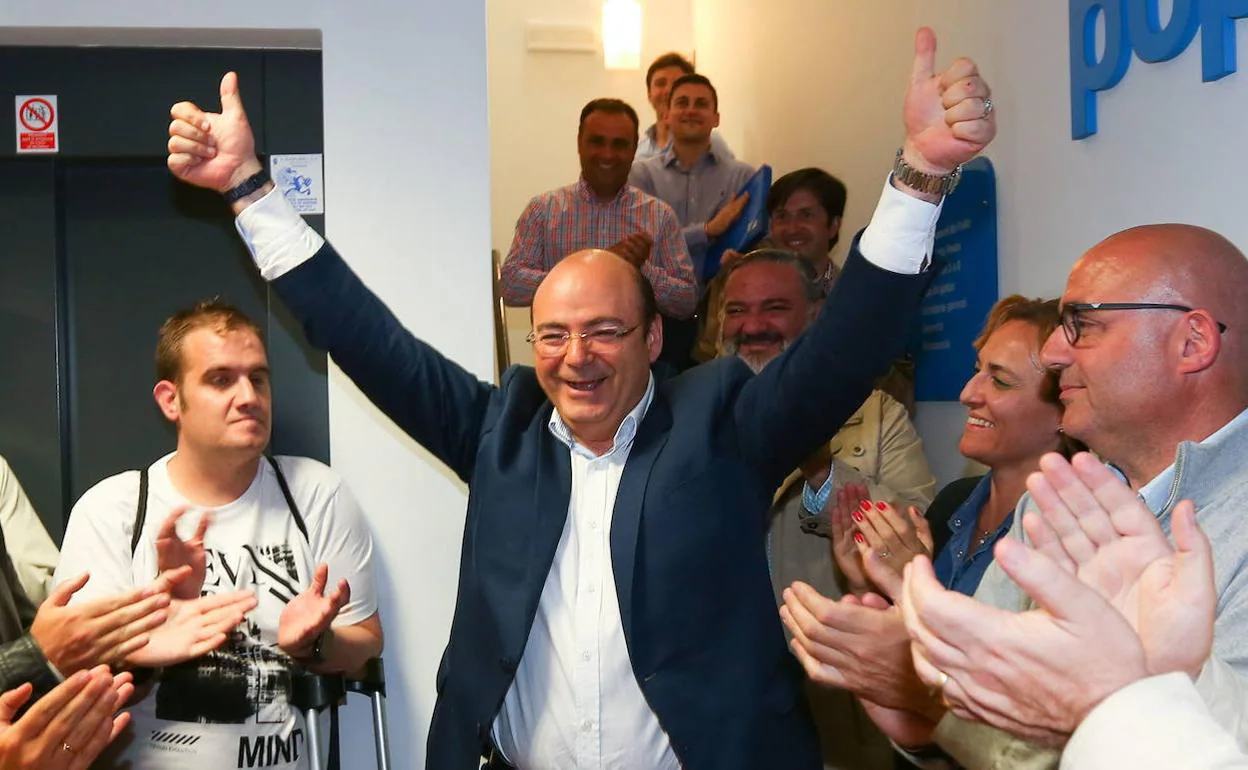 Sebastián Pérez celebra su victoria en la primera vuelta del congreso provincial. 