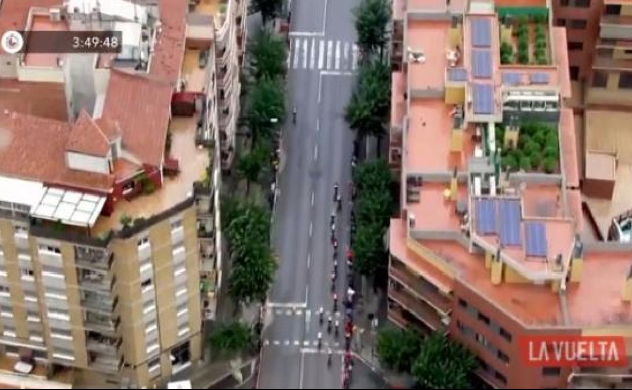 'Cazados' por el helicóptero de La Vuelta: descubren una plantación de marihuana en pleno directo