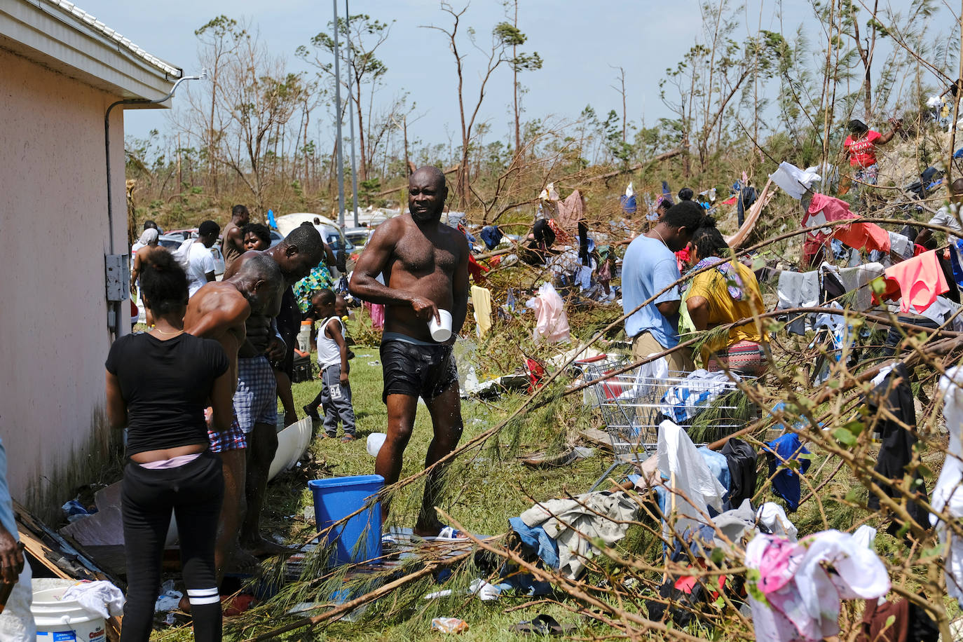 Fotos: Huracán Dorian deja al menos 20 muertos, desvasta Bahamas y hay 70.000 personas necesitan ayuda inmediata