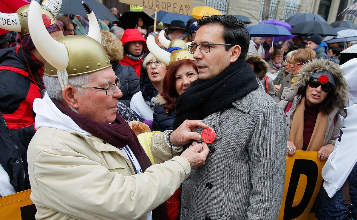 Francisco Cuenca, durante una movilización contra el aislamiento ferroviario. 