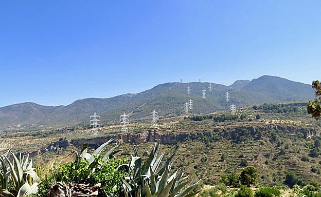 Recreación del tendido eléctrico en Albuñuelas por la plataforma 'Di no a las torres'.