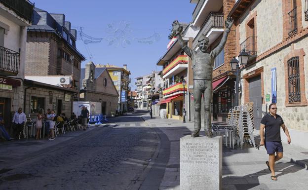 La estatua de Paco Fernández Ochoa, en cercedilla. 