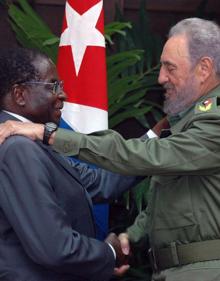 Imagen secundaria 2 - Mugabe con Hugo Chavez (arriba), Gadafi (izquierda) y Fidel Castro. 