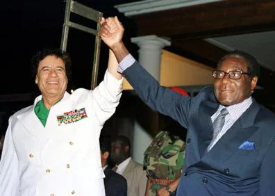 Imagen secundaria 1 - Mugabe con Hugo Chavez (arriba), Gadafi (izquierda) y Fidel Castro. 