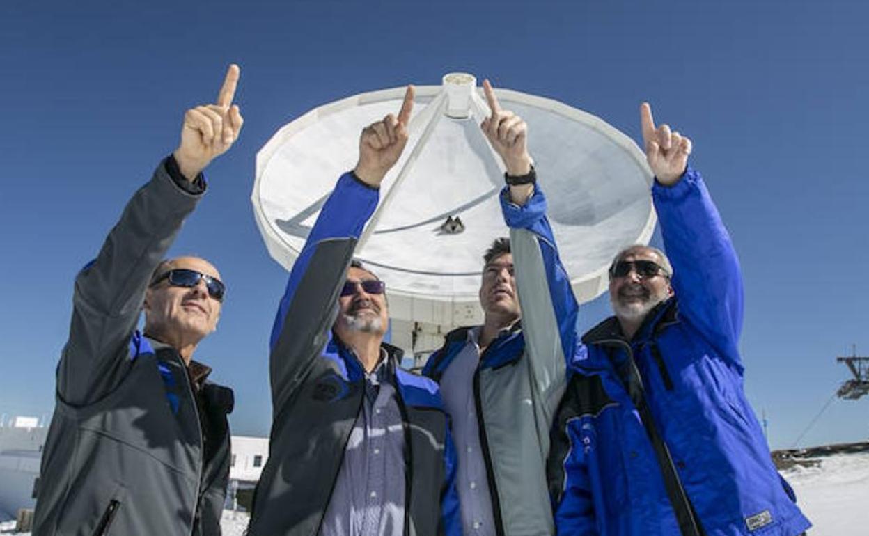 Juan Peñalver, Salvador Sánchez, Ignacio Ruiz y Miguel Sánchez Portal, frente a IRAM Veleta. 
