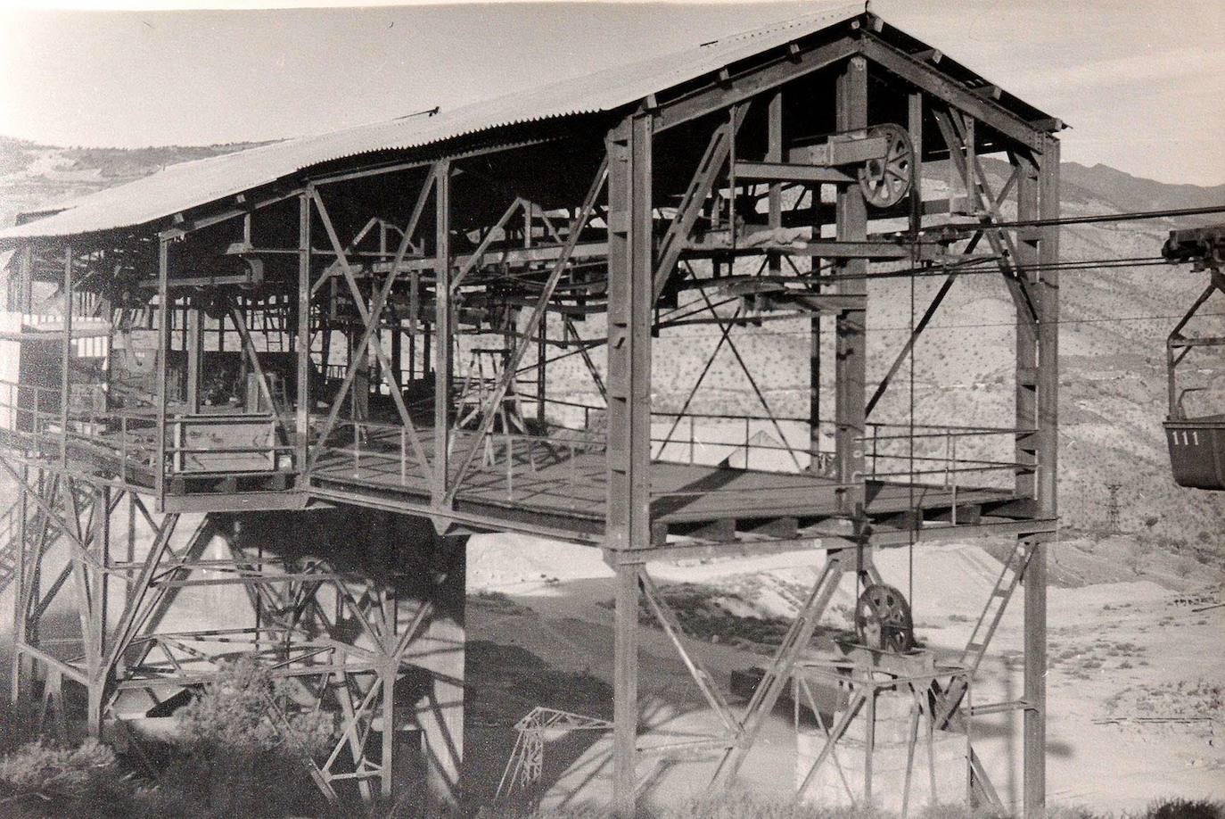 Imagen principal - Estación central de Rules y cableado cerca de Rules y una vagoneta en las proximidades de Motril