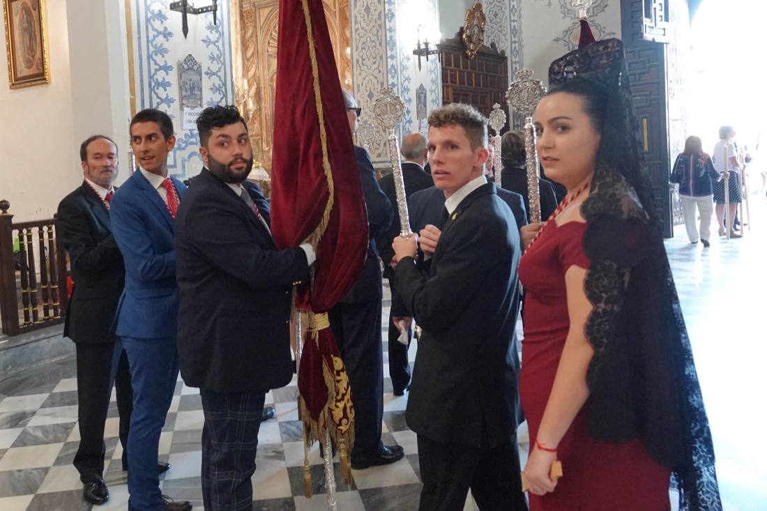 Así ha sido el recorrido de la Virgen de la Aurora por las calles de Granada