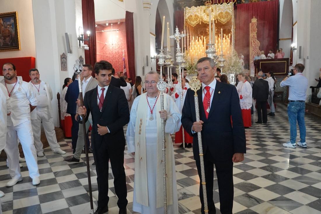 Así ha sido el recorrido de la Virgen de la Aurora por las calles de Granada