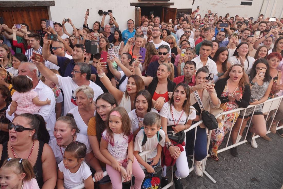 Así ha sido el recorrido de la Virgen de la Aurora por las calles de Granada