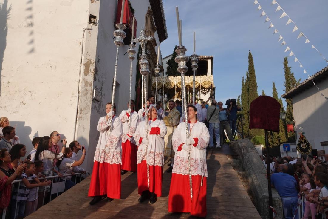 Así ha sido el recorrido de la Virgen de la Aurora por las calles de Granada