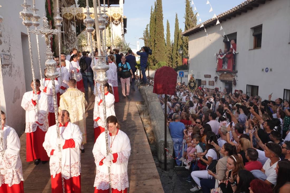 Así ha sido el recorrido de la Virgen de la Aurora por las calles de Granada