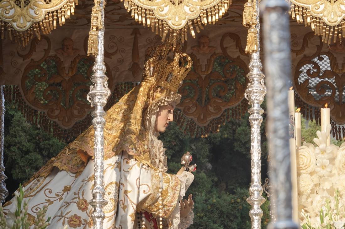 Así ha sido el recorrido de la Virgen de la Aurora por las calles de Granada