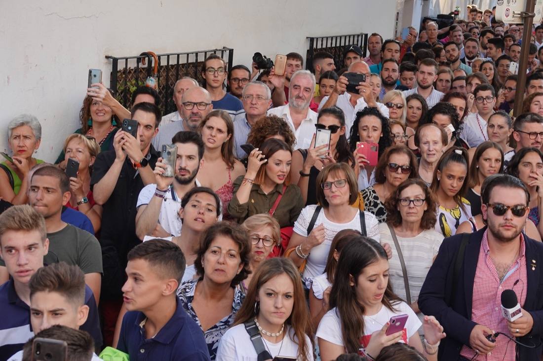 Así ha sido el recorrido de la Virgen de la Aurora por las calles de Granada