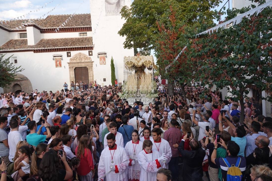 Así ha sido el recorrido de la Virgen de la Aurora por las calles de Granada